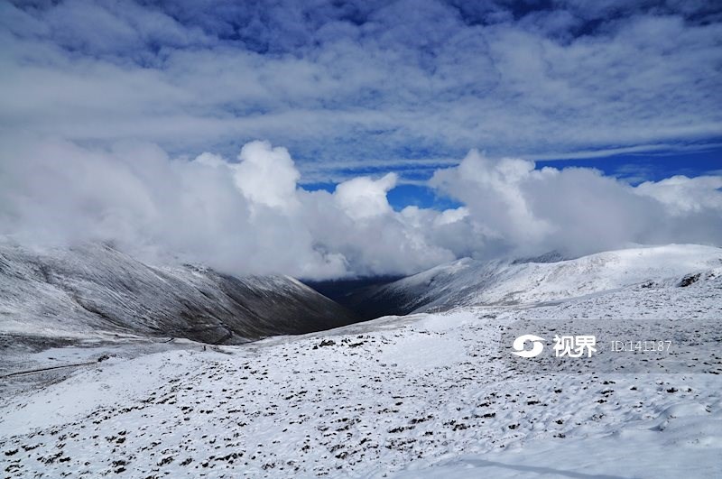 雅哈垭口风光群山环绕