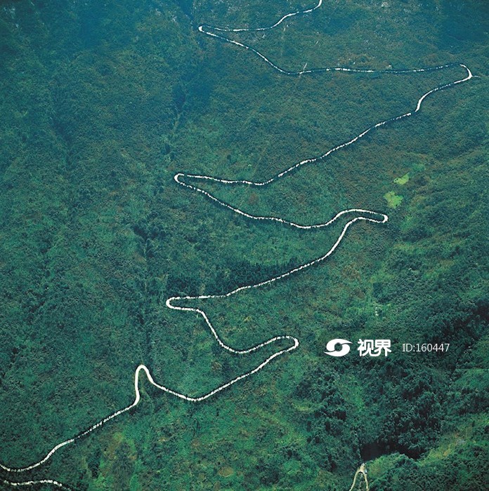 航拍前往峨眉山的盘山公路