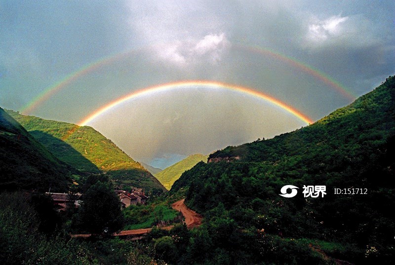 九寨沟山谷中的彩虹