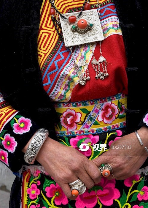 羌族妇女服饰特写 图片 | 轩视界
