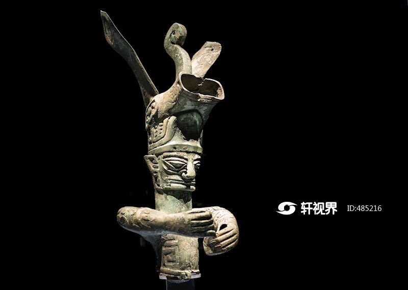 广汉三星堆博物馆青铜兽首冠人像