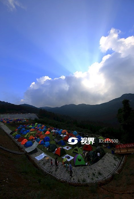 艳丽帐篷扮靓华蓥山