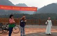 四川省2016年“我们的节日——畅享院坝“文化惠民活动在泸州市叙永县开幕启动。图为走进贫困村西溪村——矮冬瓜演出。