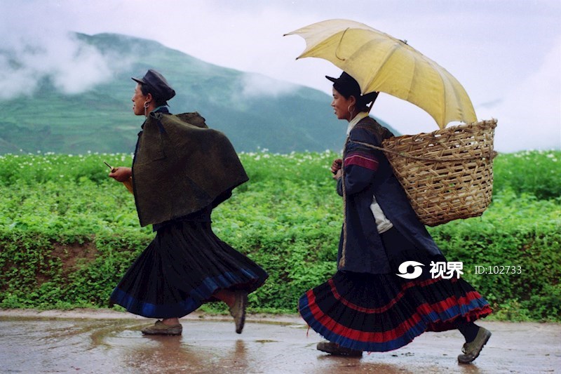 背背篓的彝族妇女 图片 | 轩视界