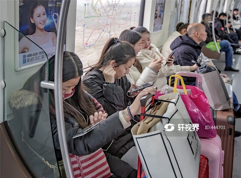 镜头下成都地铁上的低头族