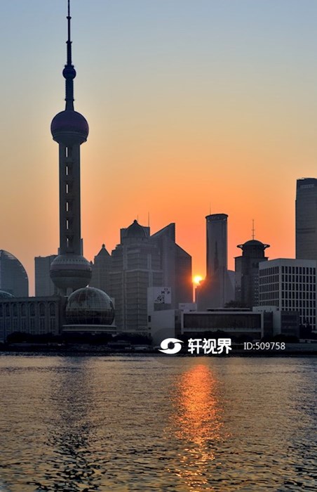 日出晨曦时分的上海东方明珠电视塔