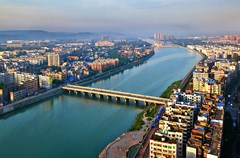 　　四川省江油市，唐代大诗人李白的故里。这片土地延续着自然生态的灵秀，也继承着李白诗歌的豪情。9 月，2015 年中央电视台中秋晚会、2015 年绵阳市旅游发展大会暨首届李白故里文化旅游节在江油举行。这个中秋夜更令江油多了一分月移花影，多了一分暗香浮动。