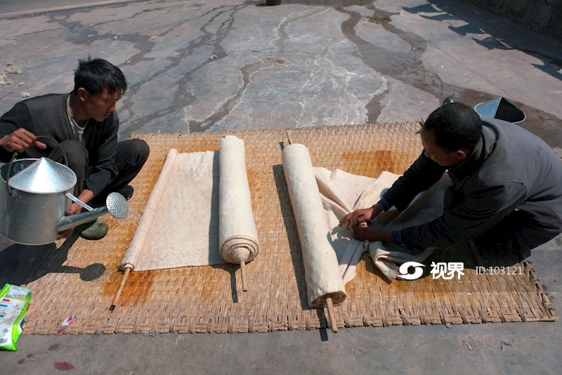 凉山州彝族手工艺披毡制作