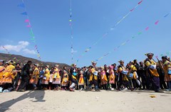 2015年2月19日，叙永县赤水镇双山村举办了村里的首届苗家踩山节，来自该村上百名苗族同胞穿上节日的盛装，共同参与芦笙舞竞技、苗族舞展演等多项踩山节活动，在传承川南苗家特有习俗的同时，高高兴兴过新年。