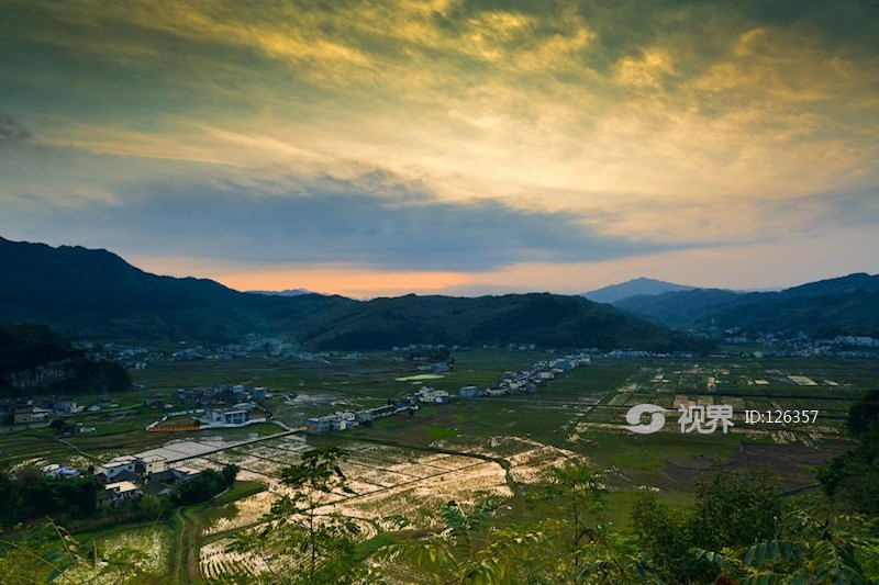 图为10月28日的叙永县落卜镇云山坝村在晚霞的映衬下