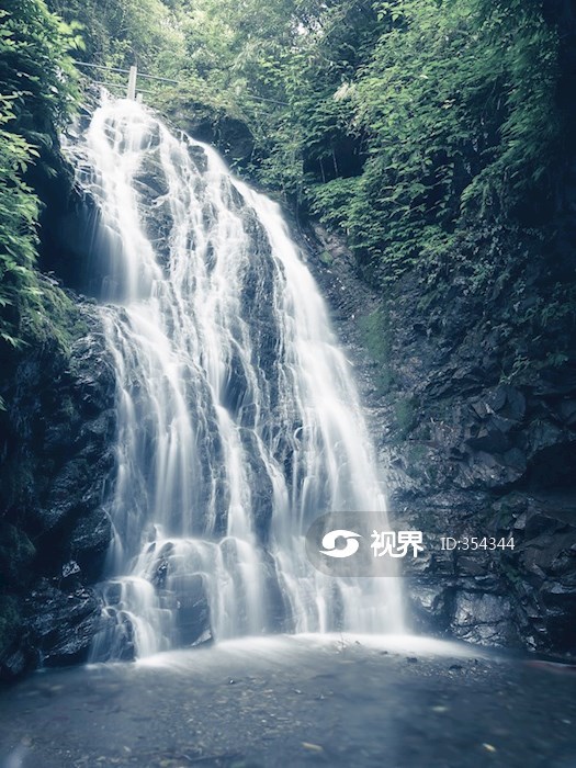 卧龙谷瀑布群 图片