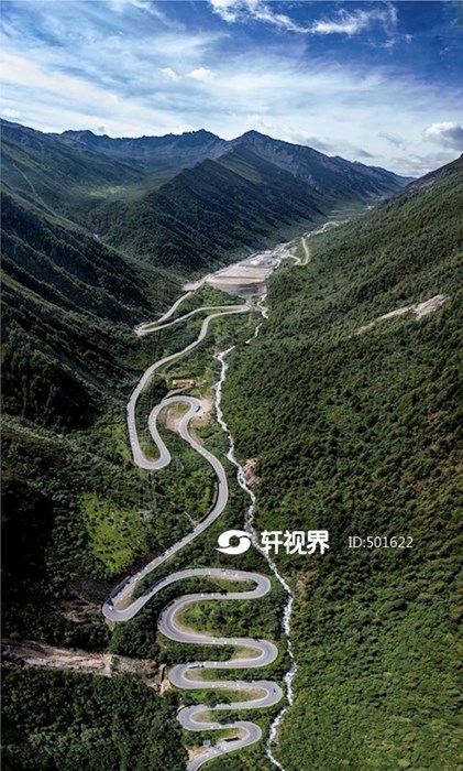 四川小金青山环抱的中国熊猫大道