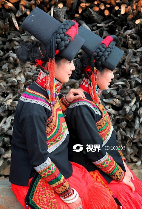 彝族少女服饰