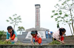 四川省“华蓥山游击队革命烈士纪念碑”自2002年从华蓥市阳和街上迁到阳和小学旁后，阳和小学每一届六年级便推选出10名少先队员，组成“红领巾护碑队”，义务打扫烈士纪念碑的清洁卫生，呵护碑旁的树木花草，维护建筑设施。