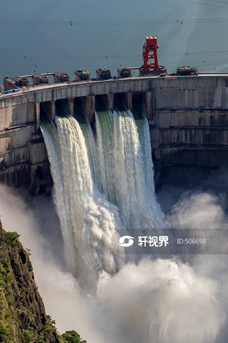 白鹤滩水电站蓄水后大坝泄洪场面