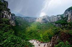 在四川省宜宾市兴文县，蕴藏着一片神奇的古石海。五亿年的地质变迁，孕育了兴文石海气势磅礴的地表石海、纵横交错的地下溶洞和世界级规模的巨大天坑，三绝荟萃，被中外专家鉴定命名为“兴文式喀斯特”，神奇绝世。