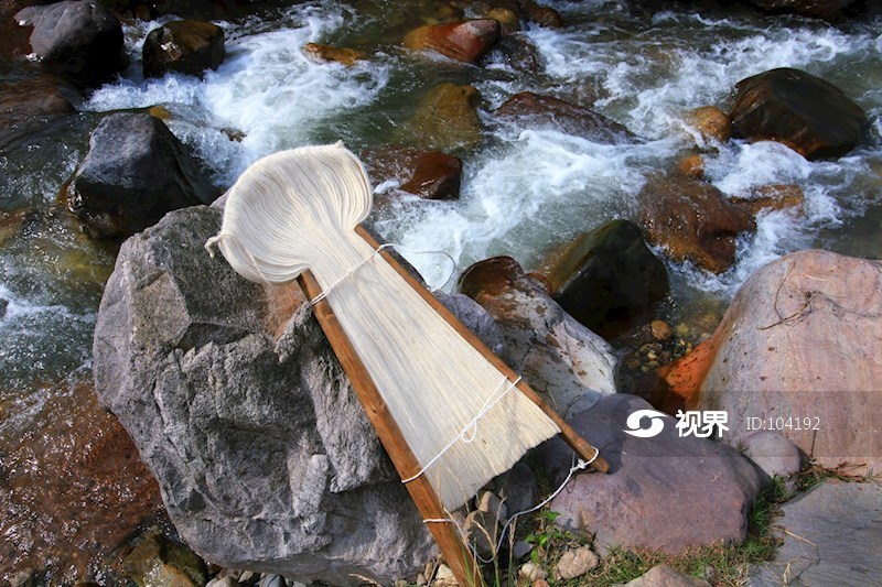 凉山州彝族手工艺——披毡制作 图片 | 轩视界