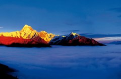 四川多山，因此而多了一道在高海拔上看风景的可能。于是，云上的风景，成为在四川不可多得的体验。