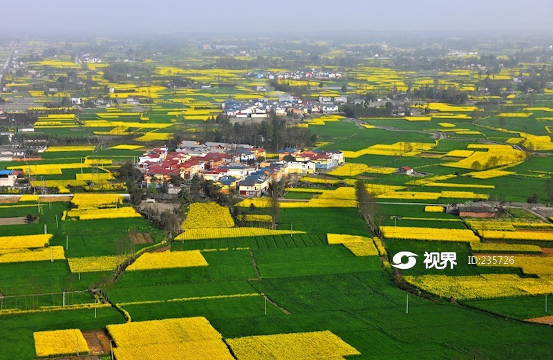 航拍512灾后重建的都江堰市天马镇金华村