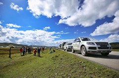 8月13日、14日，“欧洲熊猫粉丝四川探亲之旅”的旅行来到了有“中国十大最美草原”“藏地最美草原”美誉的阿坝州红原大草原和若尔盖大草原。两天的草原旅行让粉丝们惊喜不断，每个人都忍不住大呼：我爱大草原！我爱四川！