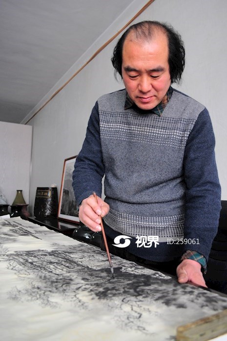 陶瓷雕刻绘画艺术家朱立民在创作书画作品