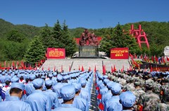 中共凉山州委、凉山州人民政府向革命先烈敬献的花篮由武警缓缓抬到彝海边的彝海结盟纪念碑前，在团州委书记何建梅的引领下，参加凉山州纪念红军长征暨“彝海结盟”80周年宣誓仪式的全体人员在彝海湖畔进行了庄严宣誓：“弘扬长征精神，传承红色基因，坚定理想信念，高举中国特色社会主义伟大旗帜，深入践行社会主义核心价值观，奋力拼搏，勇于担当，不辱使命，踊跃投身凉山‘四个全面’伟大实践，为推进凉山追赶跨越发展、同步全面小康贡献智慧和力量。”宣誓声声荡漾在彝海湖畔的上空，人们投身建设凉山的豪迈激情已经迸发。