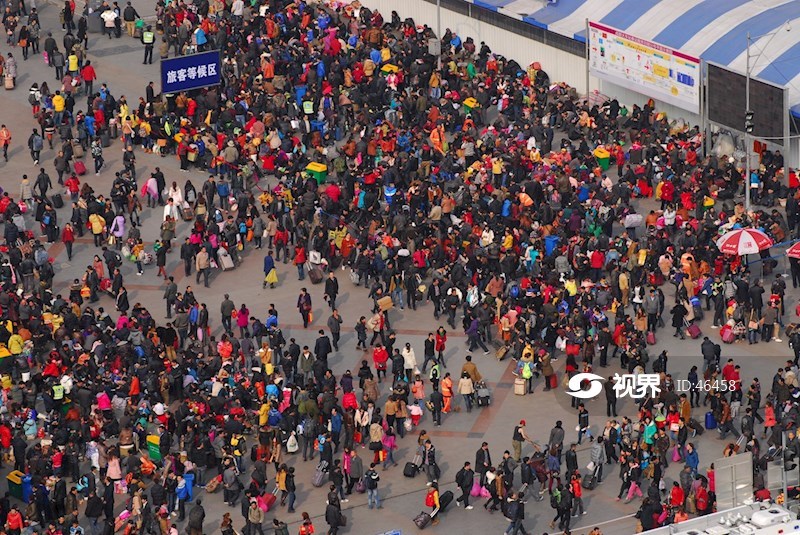 成都火车北站广场外出打工的农民侯车