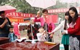 小朋友在家长的陪同下制作国旗。