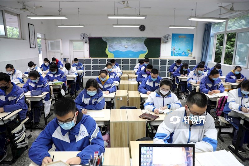 彭州中学高三年级学生在教室上课 图片 | 轩视界