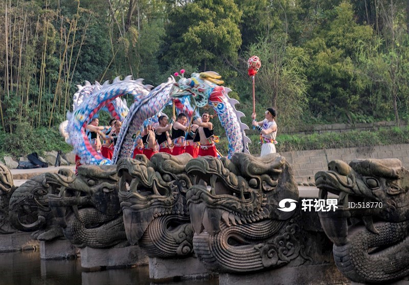 泸州雨坛彩龙龙脑桥上展雄姿