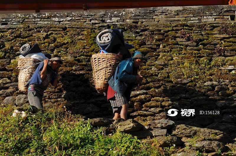 尼泊尔雪山上的背夫