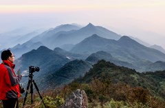 位于四川盆地东部的华蓥山宝鼎，自古就享有“宝鼎称灵岌，华蓥第一峰”、“山河俯瞰周千里，绝顶登临眼界宽”、“东朝宝鼎、西朝峨嵋”等美誉，是我国八大佛教圣地之一。