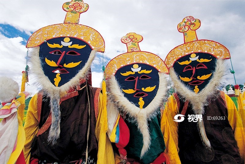 道孚惠远寺藏戏中的温巴面具