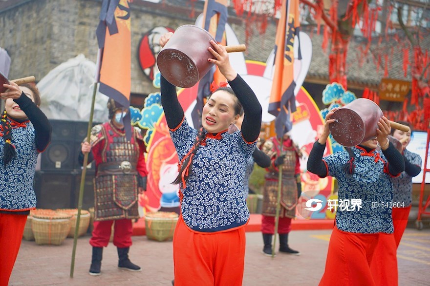 “孔明开街”——2023春节客家民俗情景剧在洛带古镇甑子场上演 | 投稿