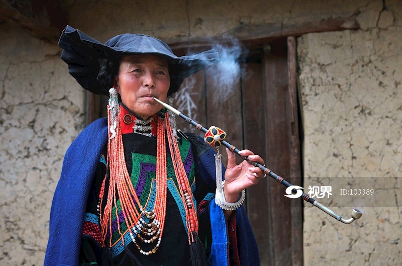 吸烟的彝族妇女