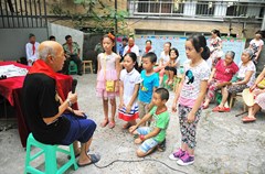 “八一”建军节七夕，王海安等多名“老革命”走进合道街社区，义务为留守儿童们讲述亲身经历的抗美援朝的“红色故事”，让孩子们在牢记历史的同时，从小培养爱国护家的意识。