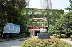 　　原成都电子机械高等专科学校办公楼，位于金牛区花牌坊街2号，建筑面积7521平方米。这栋恢宏而凝重的老学堂，历经半个世纪的风云后依然挺立，年复一年，在繁茂绿荫的掩映下，迎接着莘莘学子。