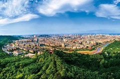 南充是山水名胜之地。嘉陵江流经全市三区三县一市，大自然的鬼斧神工开出了果州绚丽多彩的自然景观。