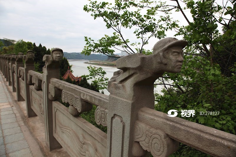 苍溪西武当山红军渡河栏雕塑