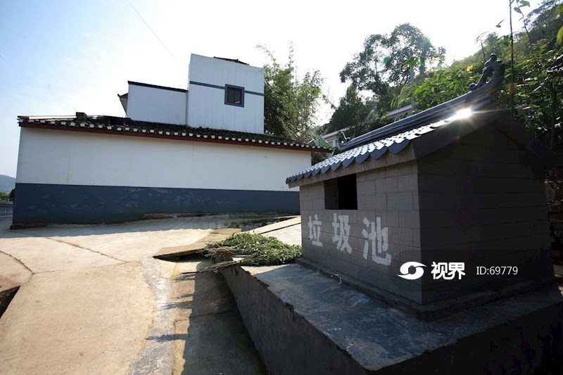 农村新装垃圾池