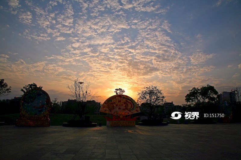 犍为新广场夕阳