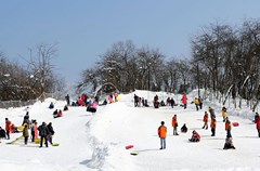 “窗含西岭千秋雪，门泊东吴万里船”，唐代诗人杜甫流传千古的诗句，描绘出1200多年前成都的美丽冬景。天气晴好的时候，在成都市区往西望去，西岭雪山如一条巨龙横亘天际，最高峰大雪塘海拔5364米，皑皑白雪终年覆盖其上，巍峨雄伟，当万道金光洒来，呈现出“日照金山”的奇观。