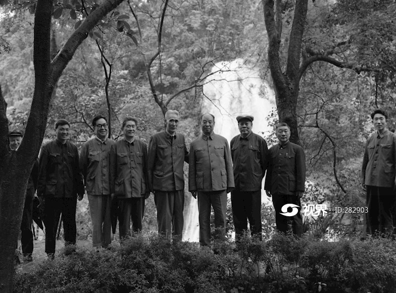 1982年6月彭真委员长在三峡和北京同志合影 图片 | 轩视界