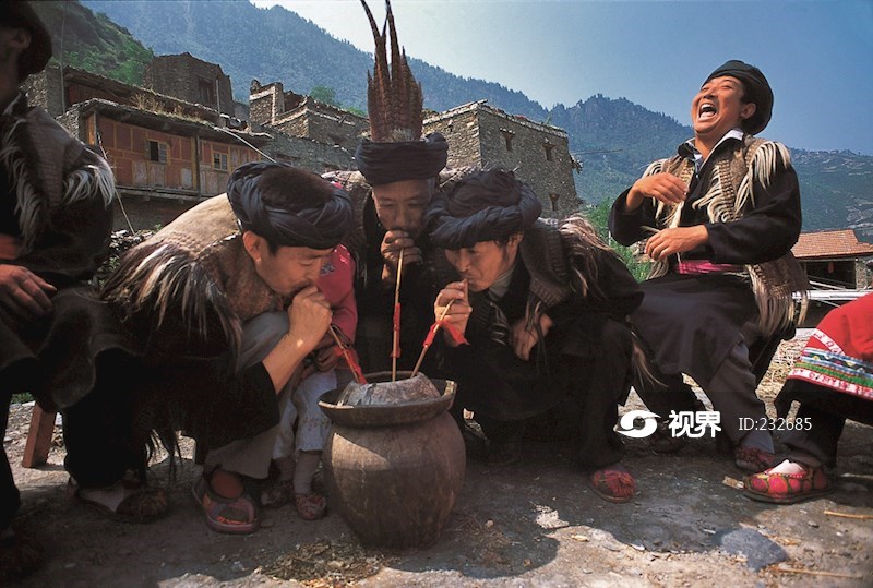 茂县羌族人喝咂酒