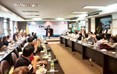 推介会现场，嘉宾观赏了川剧绝活“变脸”表演。