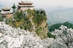 惠游四川今冬精品温泉季暨2016四川冬季国际温泉旅游消费节即将启幕。广元被誉为“中国温泉之乡”也是本次温泉旅游消费节川北沿线的首站，12月14日至25日，在广元市利州区工农镇汤山女皇温泉将举行以“欢乐温泉嗨翻天、女皇归来游故里”为主题的温泉节活动。