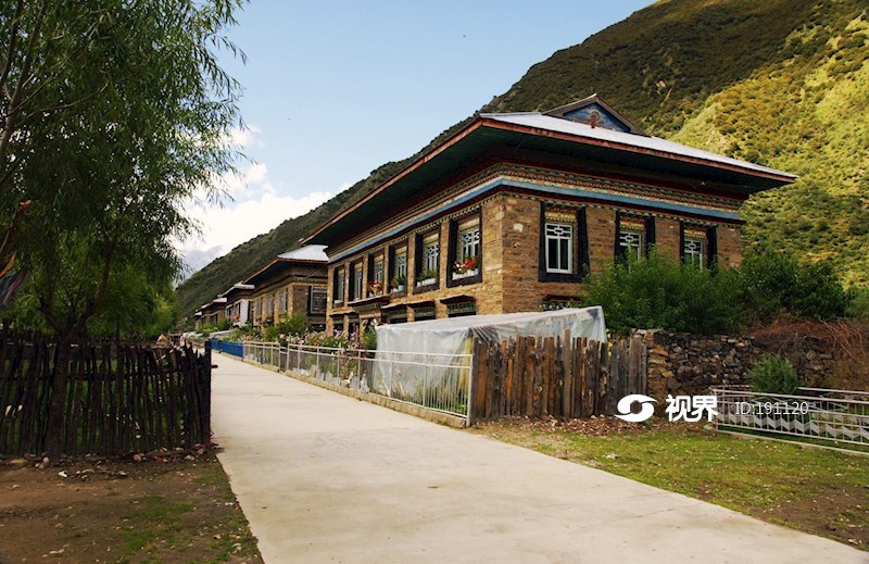 西藏林芝阿沛新村 图片