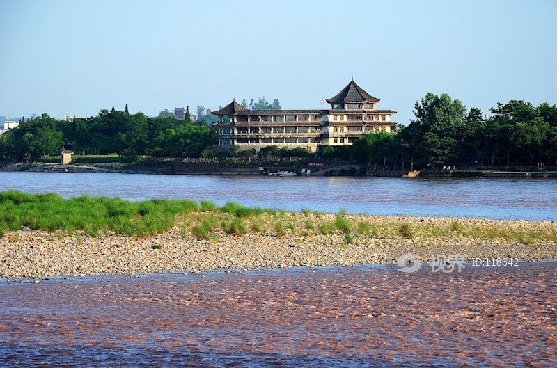 隔江眺望乐山凤洲岛拜佛台 图片 | 轩视界