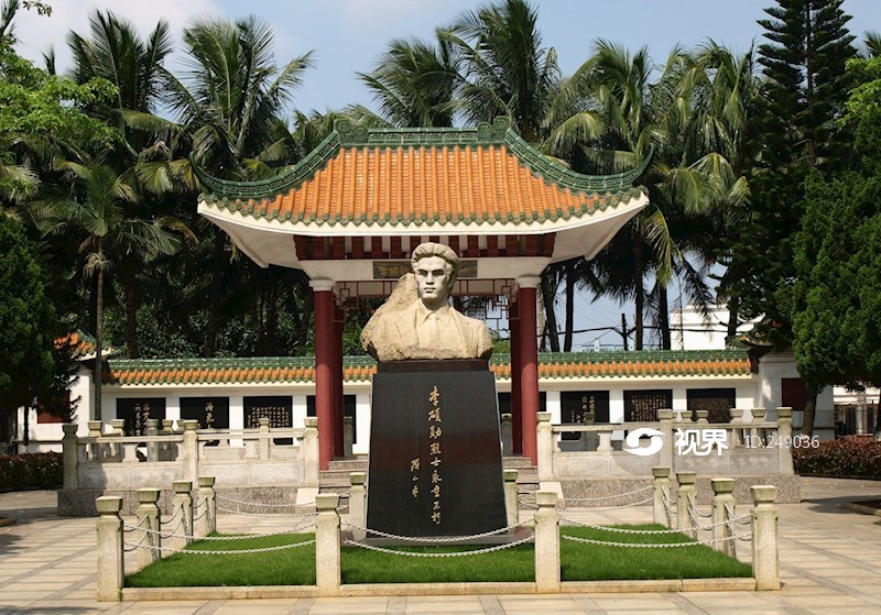 海南海口李硕勋烈士纪念亭的李硕勋塑像
