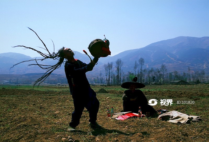 火把节彝族苏尼击鼓祈福